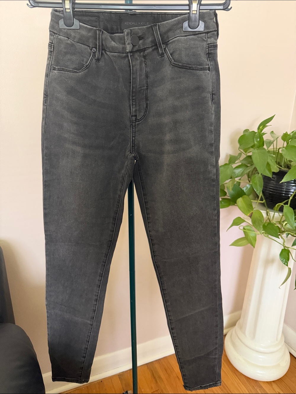 Kendall & Kylie Women's Skinny Jeans in Washed Black